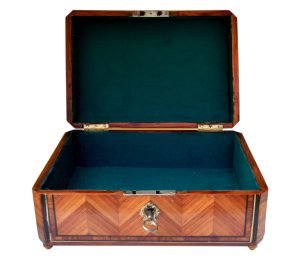 Fransız Marküteri Kutu 5 Fransız Marküteri Kutu - Dört adet topaç ayak üzerinde, dikdörtgen formlu, menteşe kapaklı, ahşaptan yapılmış olan marküteri kutu - 29(G) x 20(D) x 13(Y) cm -2-