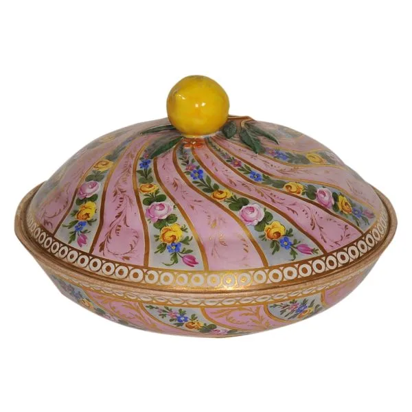 Meissen Porselen Sahan - Pembe ve beyaz şal deseni üzeri çiçek motifli, kapağı aplike limon tutamaklı. Damgalı - Çapı: 19 cm