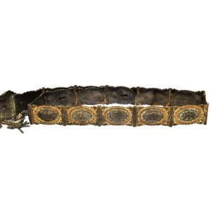 Osmanlı Gümüş Kemer Savatlı Tuğralı Van İşçiliği 9 Osmanlı Gümüş Kemer - Savatlı Tuğralı Van İşçiliği - Telkari işçilikli toka ile beraber ince savatlı 16 parça, 19. yüzyıl - Ağırlık: 345 gr - Uzunluk: 84 cm -4-