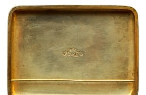 Osmanlı Kula Tuğralı Savatlı Gümüş Sigara Tabakası 7 Osmanlı Kula Tuğralı Savatlı Gümüş Sigara Tabakası - Dönemi: 19yy. - Damga: ΚΟΥΛΑ - Α. Π. ΣΤΑΜΑΤ (κουλα - Koula) - Ağırlık:128gr - Ebat:100x77x20 mm -3-