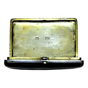 Osmanlı Van Tuğralı Savatlı Ermeni İşi Gümüş Sigara Tabakası – Dönemi: 19yy. – Ermeni Usta İşi – Abdülhamid Tuğralı – Ağırlık :109gr – Ebat: 92x62x20 mm -3-