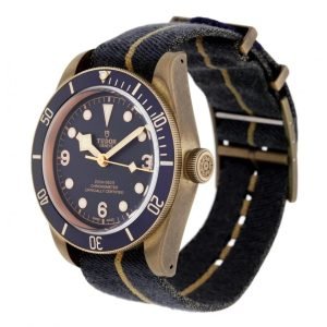 Tudor Black Bay Bronze Bucherer Blue Special Edition Bronze 43mm 9 Tudor Black Bay Bronze Bucherer Blue Special Edition Bronze - Yuvarlak uçlu siyah nubuk deri, bronz toka - 200 metre - 70 saat güç rezervi - Arduvaz grisi, bombeli kadran - 43 mm -2-