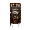 Paine Furniture Company Vitrin - "Vernis Martin Stil Vitrin 19.yy " - Bronz işlemeli, desenli, üç camlı, tek kapaklı vitrin - 140(Y) x 67(G) x 34(D) cm