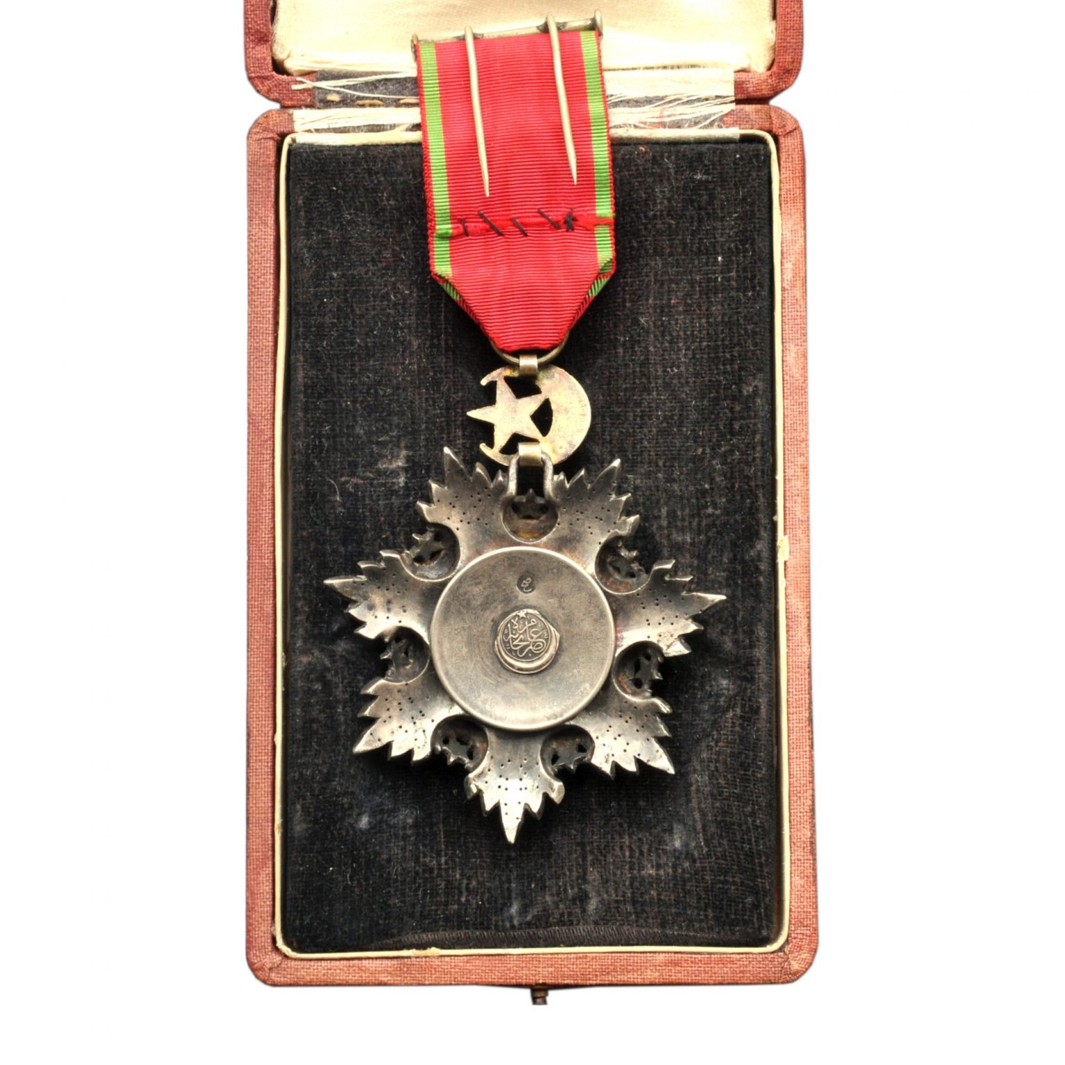 Osmanlı 4. Derece Mecidi Nişanı 65mm - Ortası Altın Sultan Abdülmecid Tuğralı - Çevresi kırmızı mineli - 1268 (1851) tarih - Mineli Ay Yıldız Kurdele İğne Kutu -2-