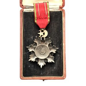 Osmanlı 4. Derece Mecidi Nişanı 65mm - Ortası Altın Sultan Abdülmecid Tuğralı - Çevresi kırmızı mineli - 1268 (1851) tarih - Mineli Ay Yıldız Kurdele İğne Kutu -2-