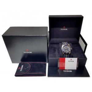 Tudor Black Bay Bronze Bucherer Blue Special Edition Bronze 43mm 12 Tudor Black Bay Bronze Bucherer Blue Special Edition Bronze - Yuvarlak uçlu siyah nubuk deri, bronz toka - 200 metre - 70 saat güç rezervi - Arduvaz grisi, bombeli kadran - 43 mm -5-