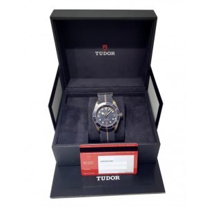 Tudor Black Bay Bronze Bucherer Blue Special Edition Bronze 43mm 13 Tudor Black Bay Bronze Bucherer Blue Special Edition Bronze - Yuvarlak uçlu siyah nubuk deri, bronz toka - 200 metre - 70 saat güç rezervi - Arduvaz grisi, bombeli kadran - 43 mm -6-
